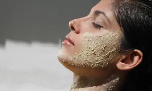 Ile trzymać peeling na twarzy, by uniknąć podrażnień skóry?