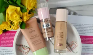 Bazy pod makijaż Pixi, Maybelline i Catrice na tle żółtych róż i ozdobnych spinaczy.