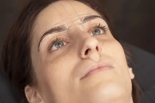 Henna pudrowa kontra tradycyjna – co daje najlepszy efekt stylizacji brwi?
