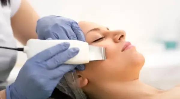 Peeling kawitacyjny czy mikrodermabrazja - co wybrać dla swojej skóry?