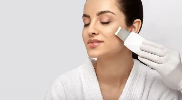 Jak działa peeling kawitacyjny? Odkryj jego korzyści dla skóry