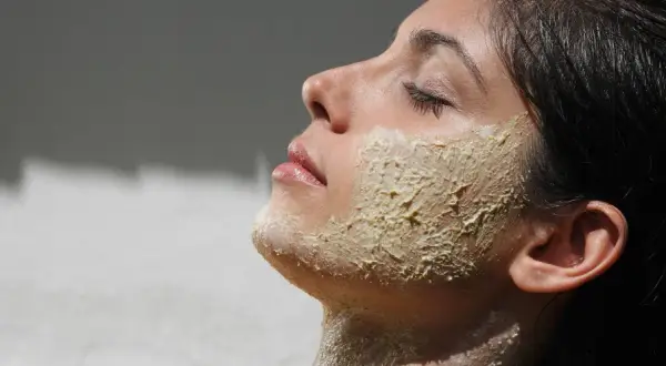 Ile trzymać peeling na twarzy, by uniknąć podrażnień skóry?