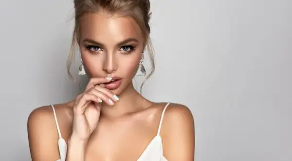 Jak wybrać idealną szminkę dla blondynek? Kolory i porady dla jasnych włosów