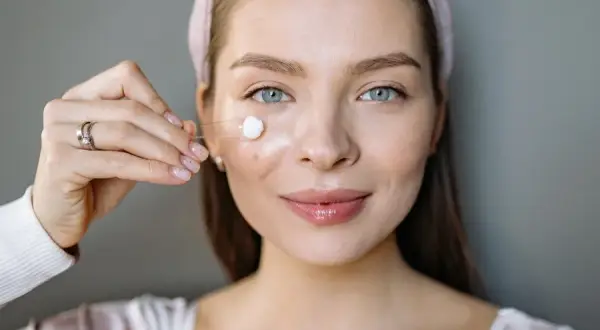 Jak często stosować peeling enzymatyczny? Bezpieczna częstotliwość dla każdego typu skóry