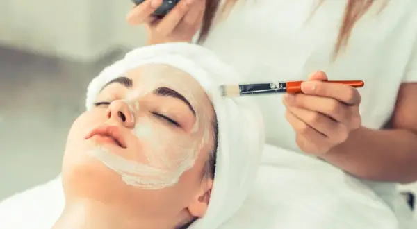 Czym jest peeling gommage? Jak działa, zalety i dla kogo jest najlepszy
