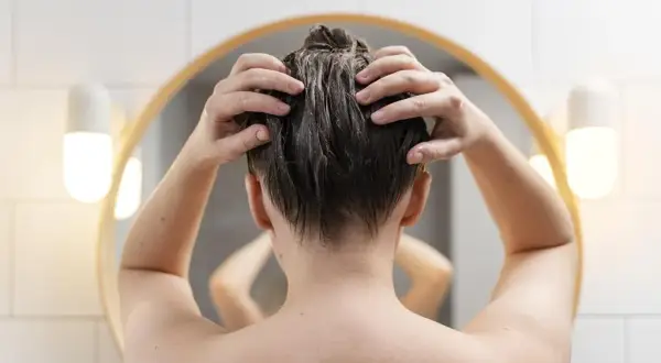 Ile trzymać peeling na głowie? Uniknij błędów i zadbaj o skórę głowy