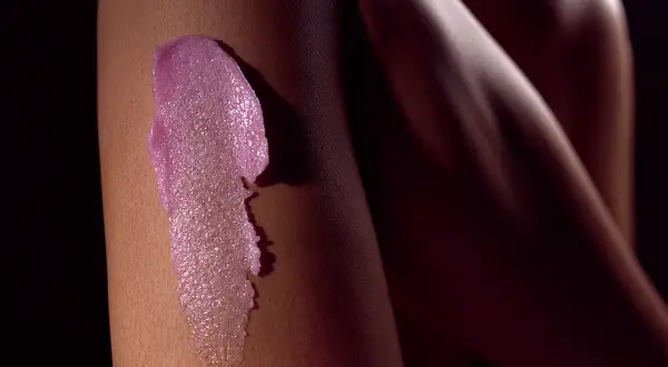 Jaki peeling przed goleniem, aby uniknąć podrażnień i zyskać gładką skórę?