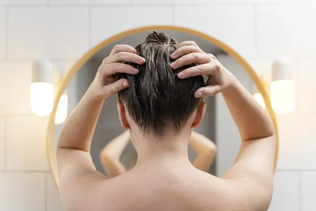 Ile trzymać peeling na głowie? Uniknij błędów i zadbaj o skórę głowy