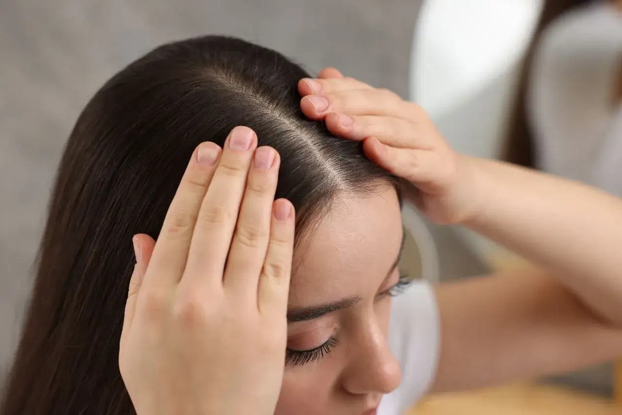 Zdjęcie Ile trzymać peeling na głowie? Uniknij błędów i zadbaj o skórę głowy